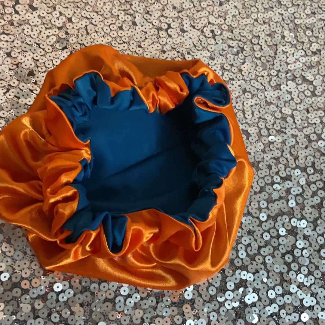 Orange/blue reversible bonnet